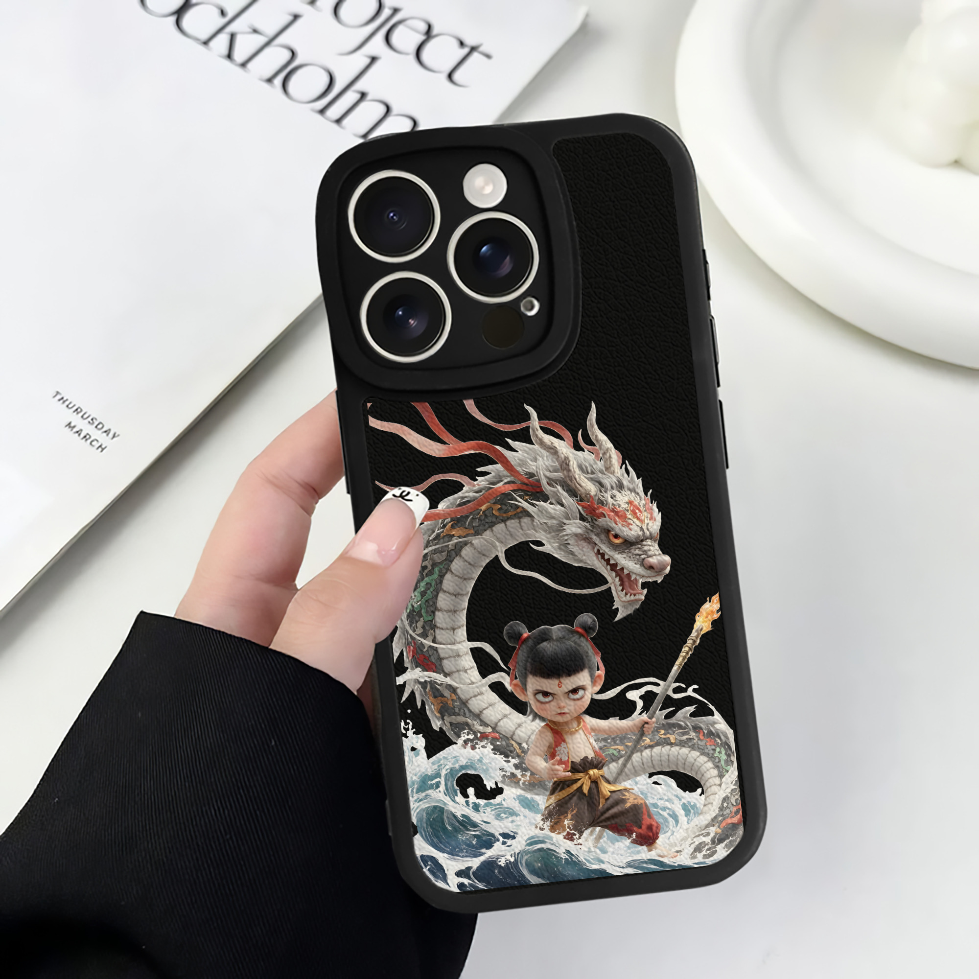 （画像用） Ne Zha 2 ナタ 魔童の大暴れ 【iPhone 16シリーズ対応】シリコンスマホケース（レザー調） 材質：シリコン